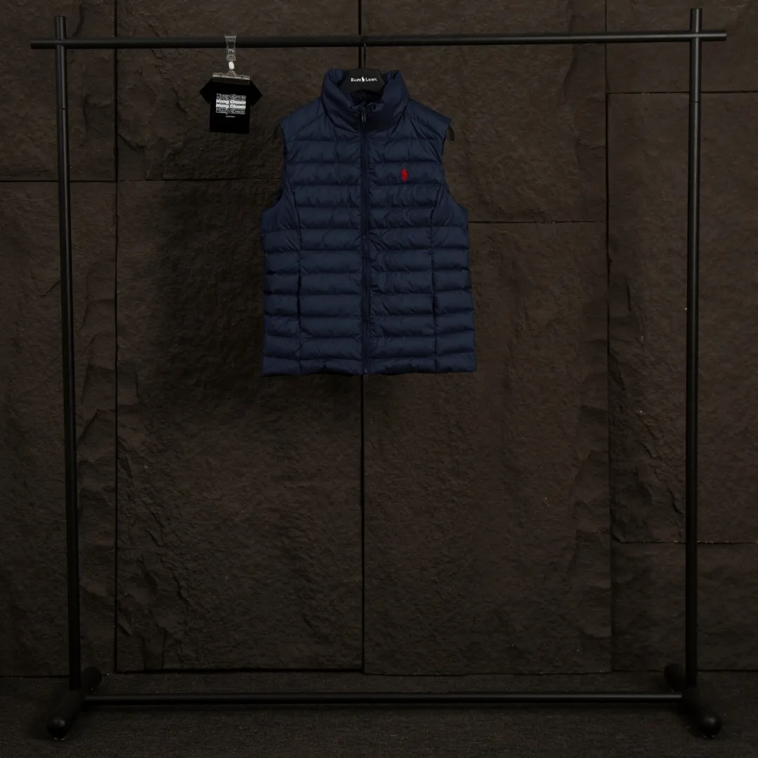 P340 Actual Photos [Popular in Winter] Style No.: 25125# Color: Black/Navy Blue/Almond Size: S-XL - Ralph Lauren/Ralph Lauren 2025FW Popular Winter Item Stand Collar Three-Zip Couple Style Rib Down Vest Vest - Craftsmanship 400T diamond-proof nylon on the face Grid down filling inside 400T high-density gallbladder isolation - Correct slightly waisted version on both sides The placket is made of cotton webbing and has double zipper pockets on both sides - RL's hottest vest this year. Out of stock at counters. A treasure item with a winter atmosphere. It comes in three basic colors. It can be worn by both men and women, especially the creamy white with a warm red feel. Comes with a beauty filter, which girls love. The overall fluffiness is just right. It is light and not bloated. It is very chill. It can enhance the overall fashion sense whether worn outside or inside.